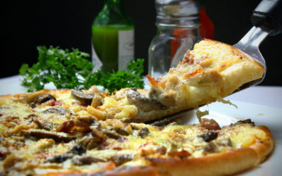 Pizza con panceta, parmesano y champiñones: una receta clásica